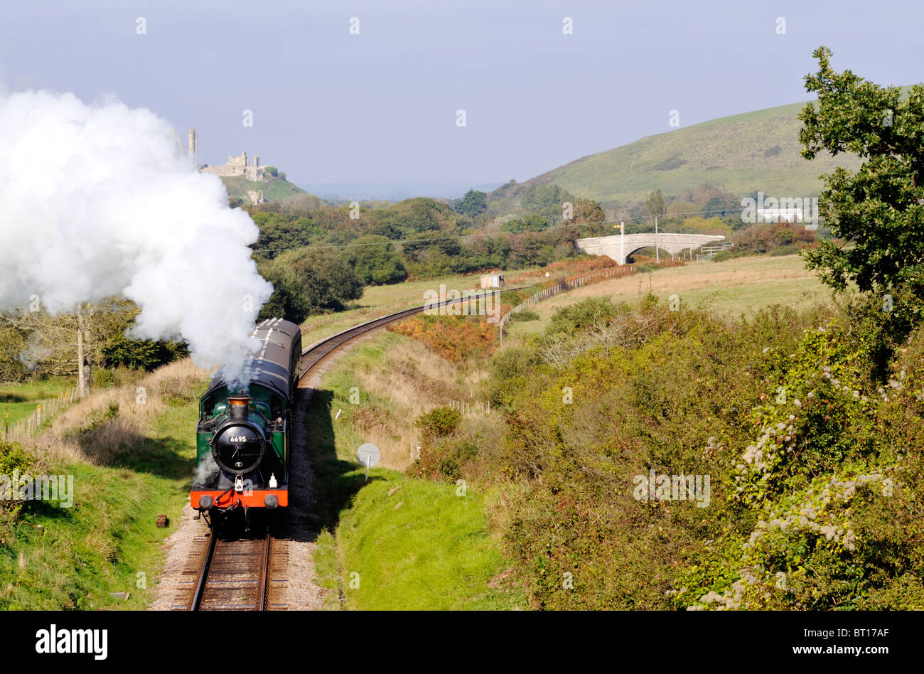 Dampfzug mit Corfe Castle im Hintergrund auf der Bahnstrecke erhaltenen swanage Stockfoto