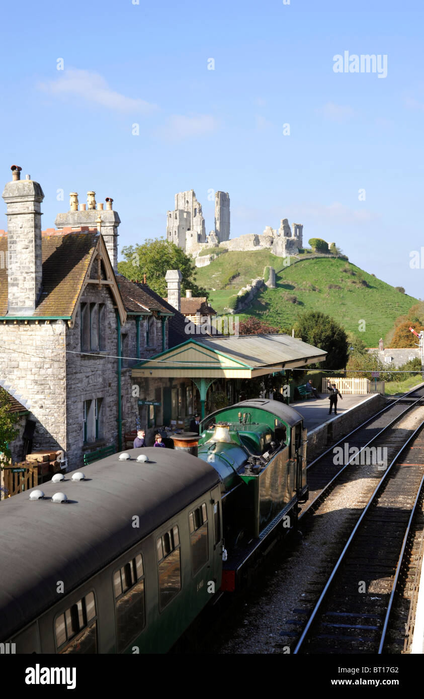 Dampfzug in Corfe Bahnhof Corfe Castle im Hintergrund auf der Bahnstrecke erhaltenen swanage Stockfoto