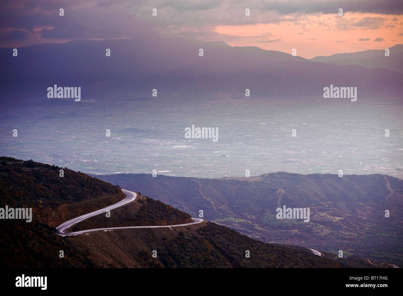 Ein Auto steigt aus der Mountain Top Dorf von Golcuk Gol in Izmir, Türkei. Stockfoto