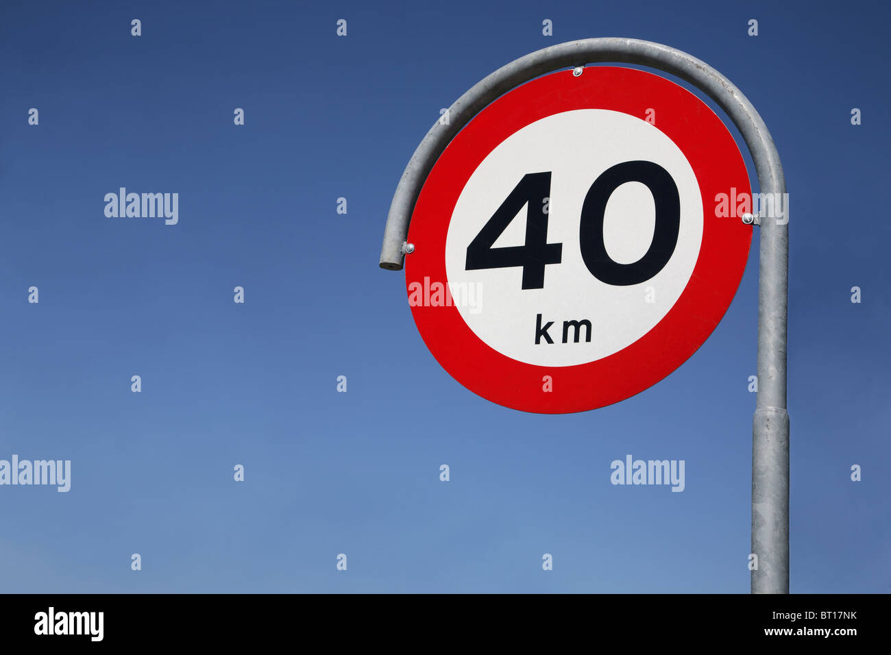 Höchstgeschwindigkeit 40km-Verkehrszeichen Stockfoto