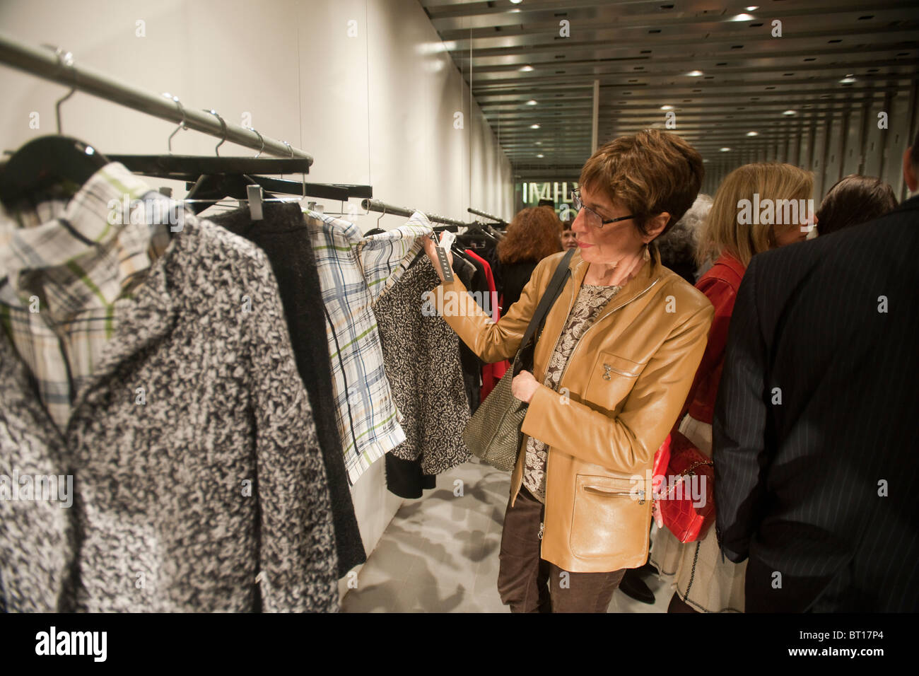 Eröffnung des Designer Yeohlee Teng Einzelhandel speichern in den Fashion District in New York Stockfoto