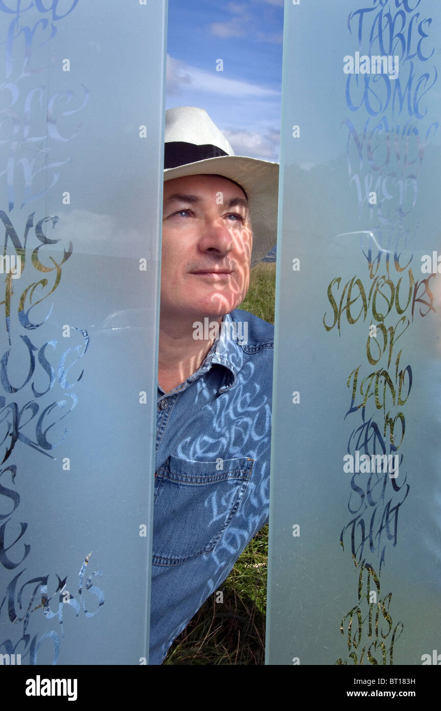 Kalligraph Ewan Clayton mit ein Beispiel für seine Kalligraphie auf Glas geätzt Stockfoto