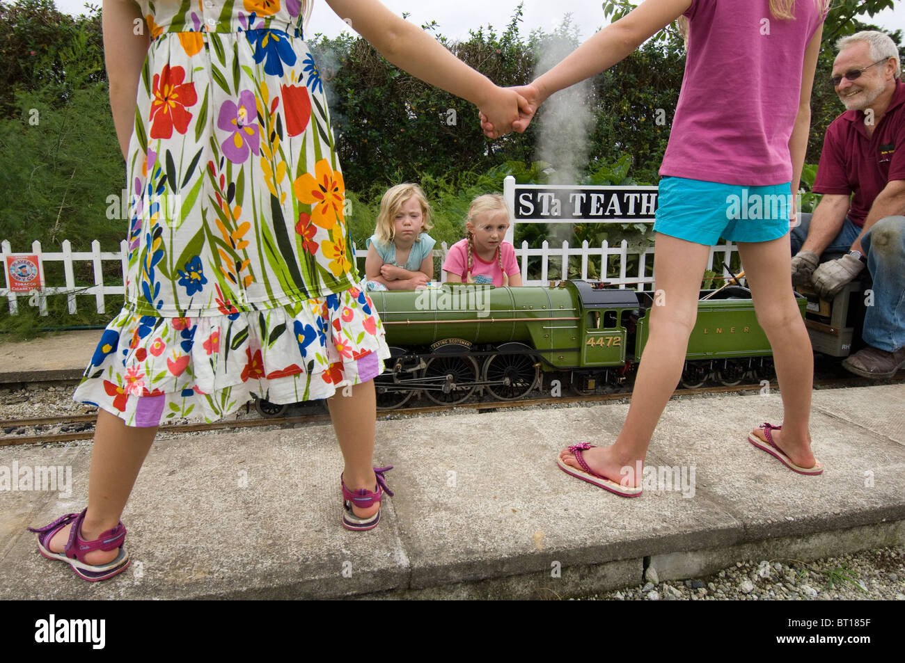 Kinder Hand in Hand. Stockfoto