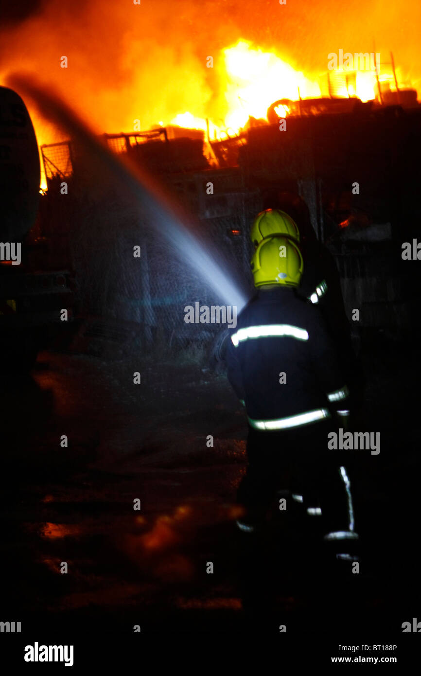 Öl-Produkte Nacht Feuer Stockfoto