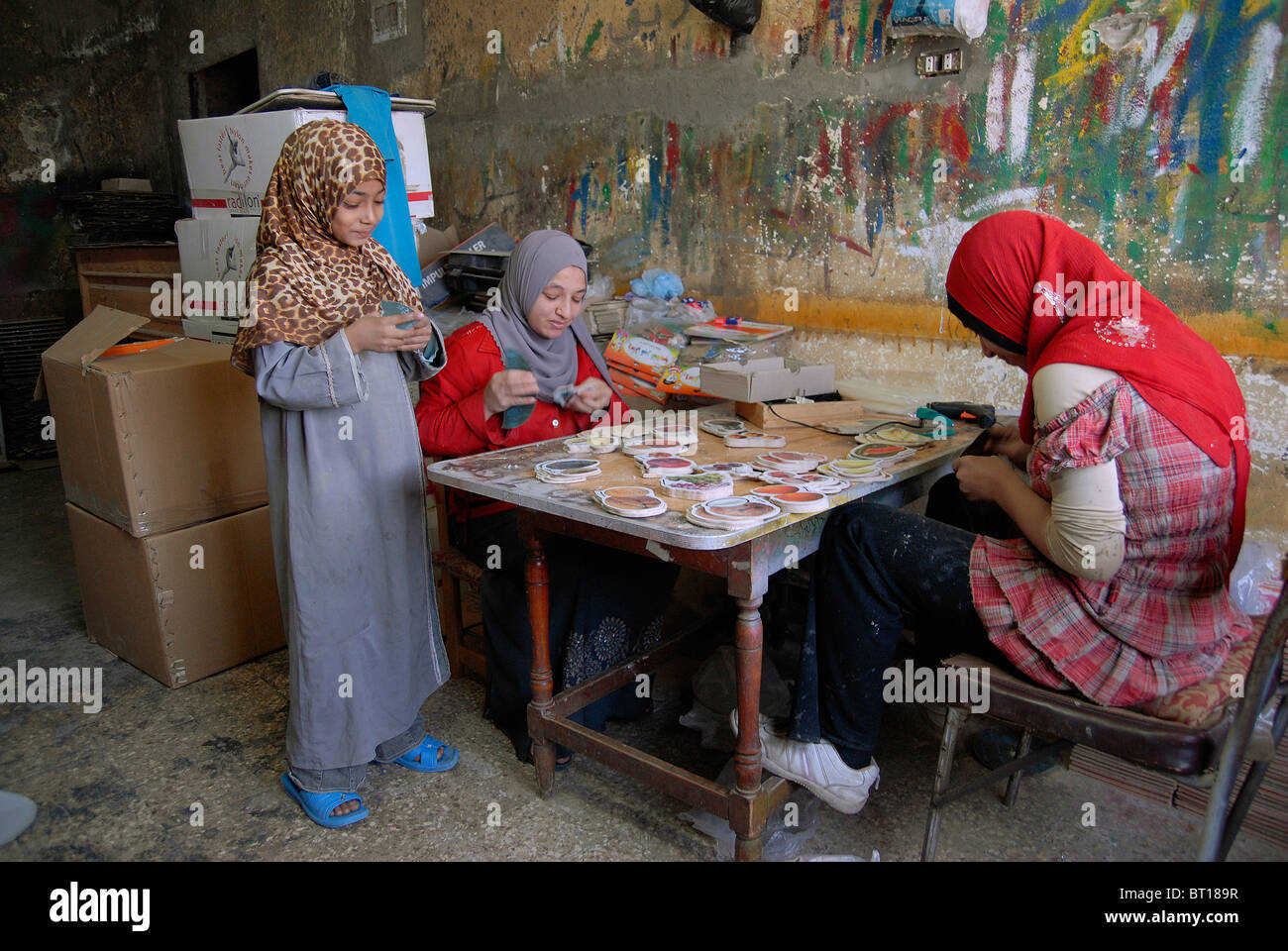 Eines der Mädchen (links), der hier arbeitet ist nicht älter als 10 Jahre. Kinder Arbeit in Ägypten ist immer noch Commen. Spielwaren sind hergestellt. Stockfoto