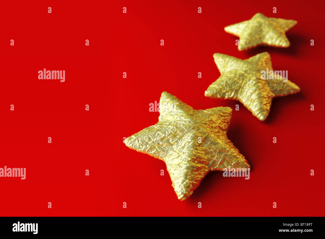 Drei goldene Sterne auf rotem Hintergrund, Thema Weihnachten Hintergrund oder compositing Stockfoto