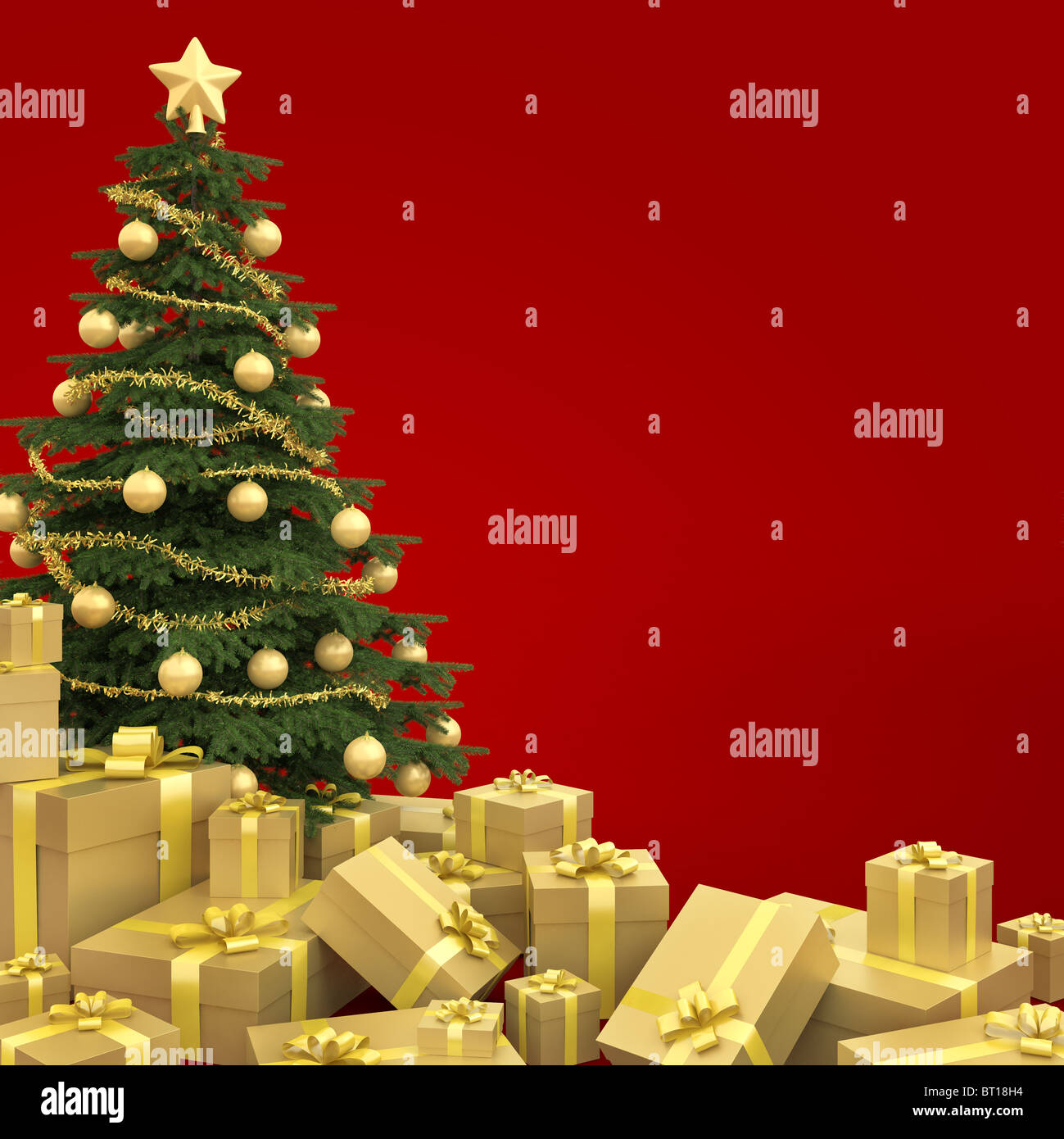 Golden dekorierten Weihnachtsbaum mit vielen Geschenken vor einem roten Hintergrund isoliert Stockfoto