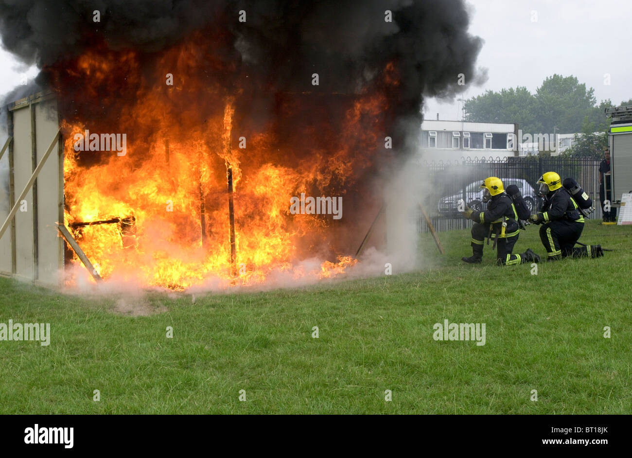 Feuerwehrleute zeigen Toi Umgang mit einem Chip Pfanne Feuer an der Demonstration UK Stockfoto