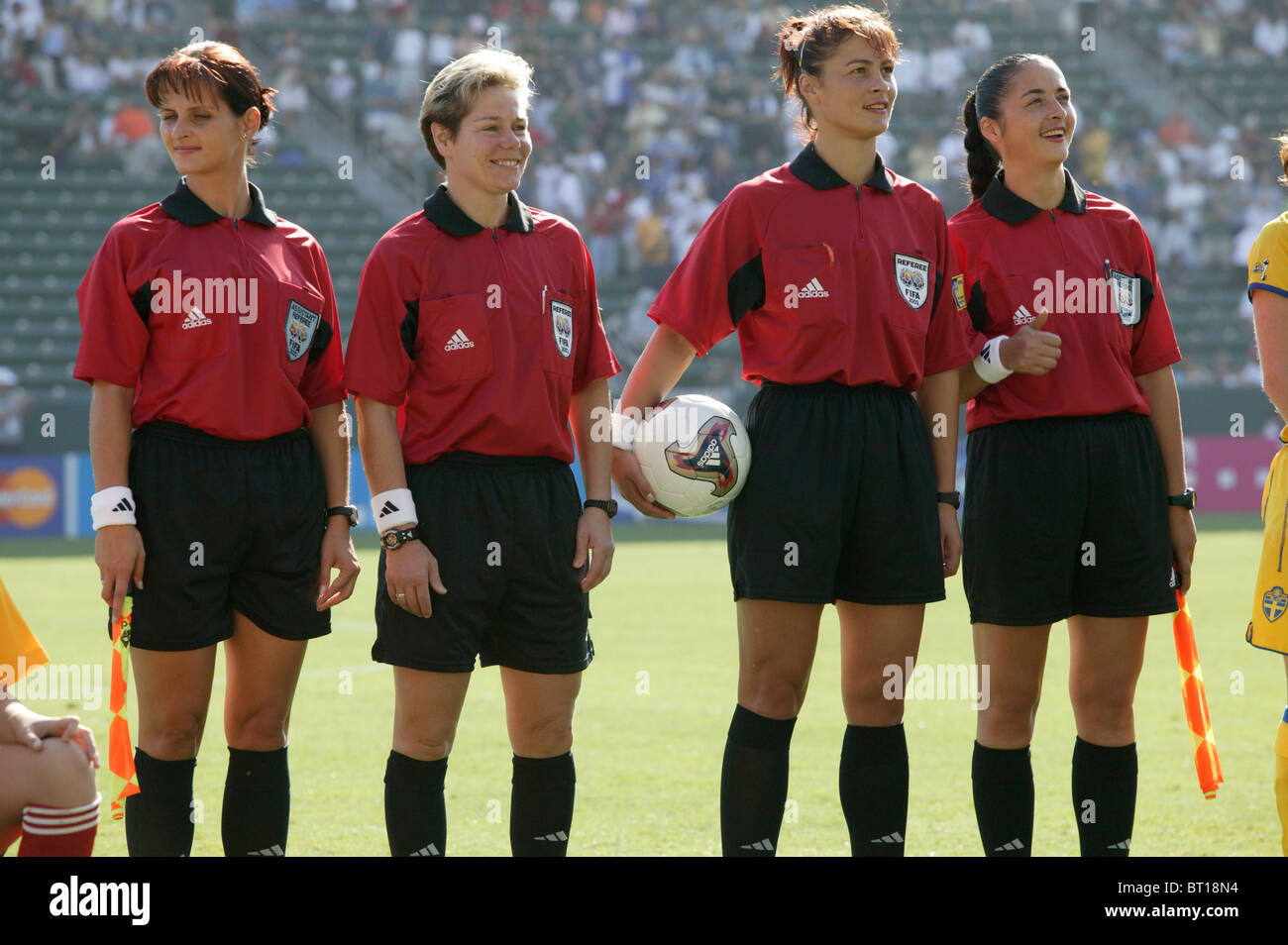 Die FIFA amtierende Team während Einführungen vor der Fußball-Weltmeisterschaft der Frauen 2003 Finale zwischen Deutschland und Schweden zu sehen. Stockfoto