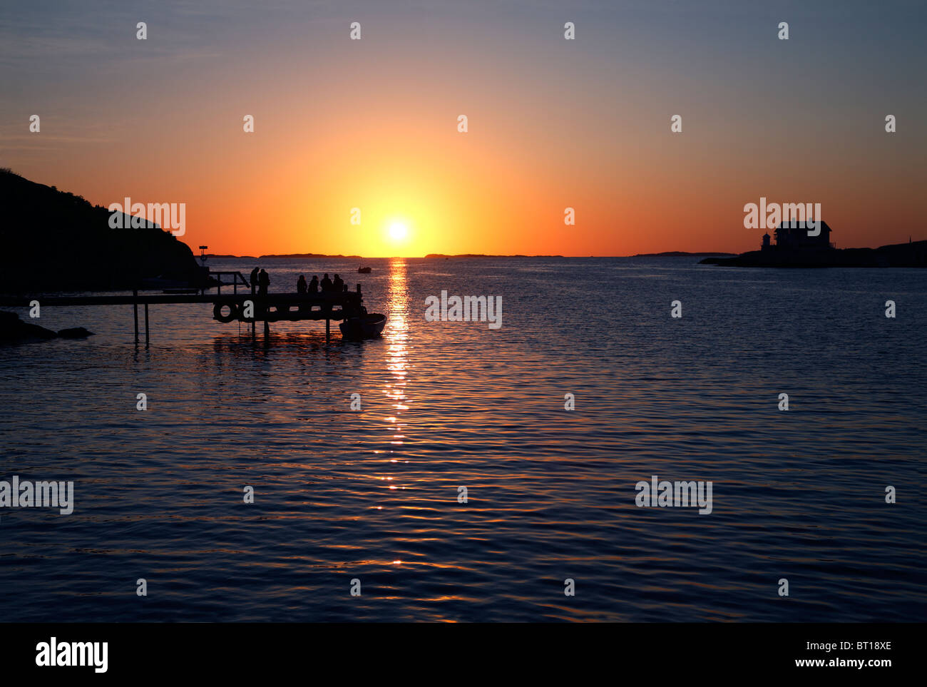 Sonnenuntergang im Nordwesten ein sommerabend wie in den schwedischen Schären bei marstrand an der Westküste von Schweden, einem beliebten Ferienort im Sommer gesehen. Stockfoto