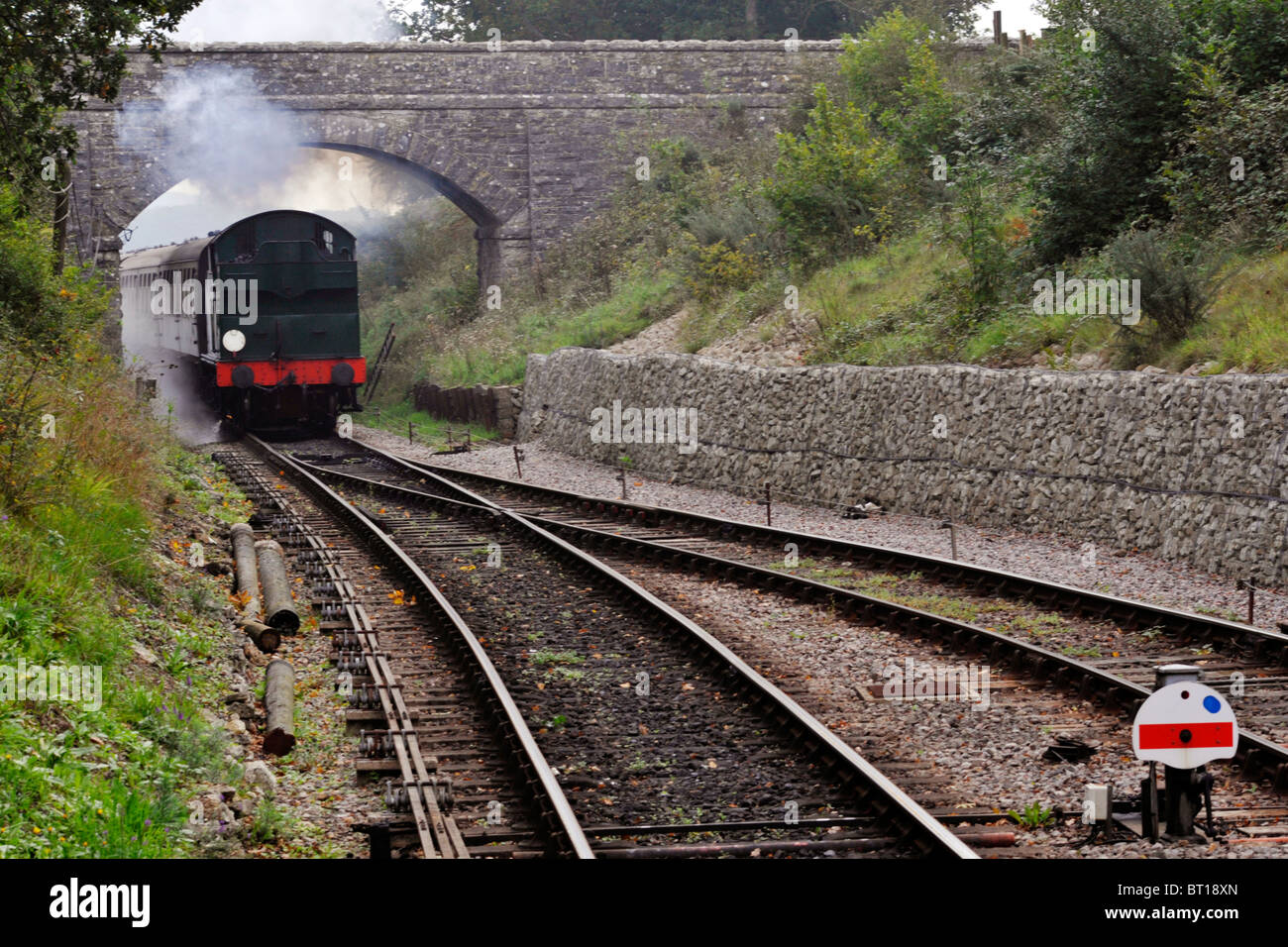 Dampfzug nahenden Harmans cross Bahnhof an der Bahnstrecke erhaltenen Swanage Stockfoto