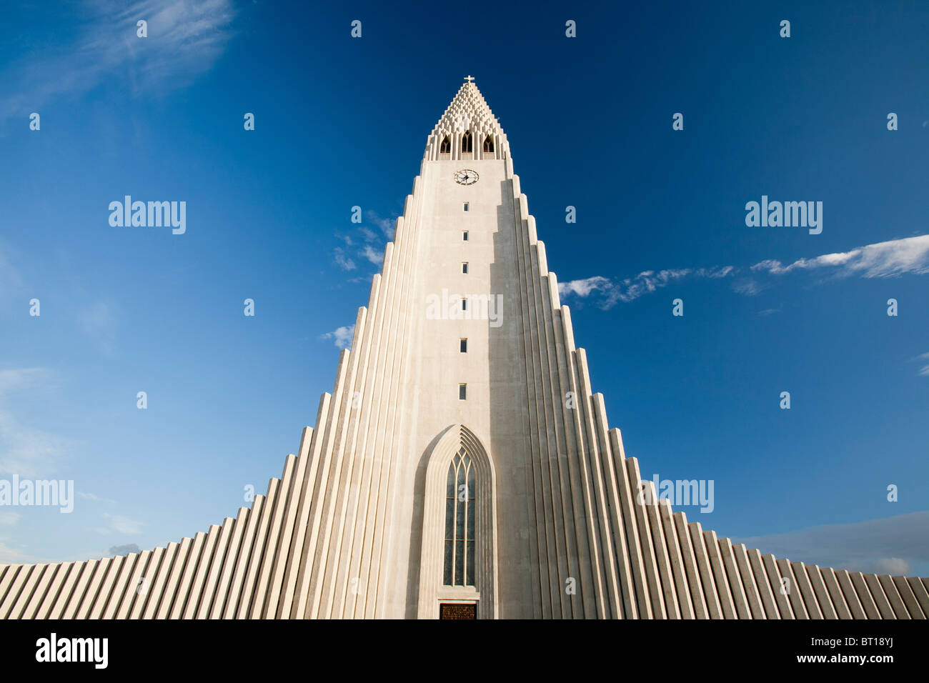 Die kultigen Hallgrims Kirkja in Reykjavik, Islands größte Kirche, entworfen von Gudjon Samuelsson Stockfoto