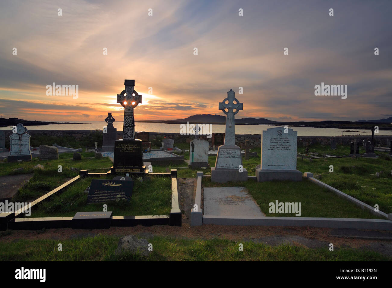 Keltische Kreuze am Friedhof Carna in der Nähe von Galway und Roundstone, Connemara, Irland Stockfoto