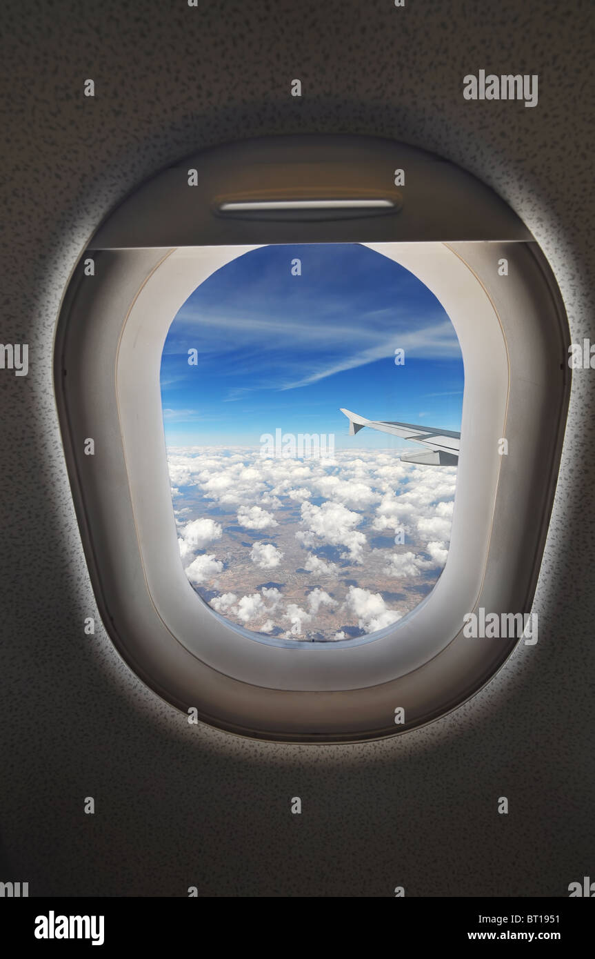 Wolkengebilde, gesehen durch ein Flugzeugfenster vom Beifahrersitz Stockfoto