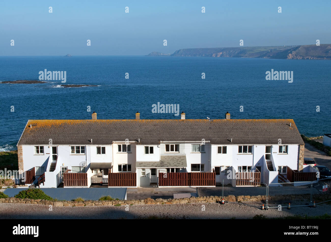Ferienwohnungen mit Blick auf die Bucht von Sennen Cove in Cornwall, Großbritannien Stockfoto