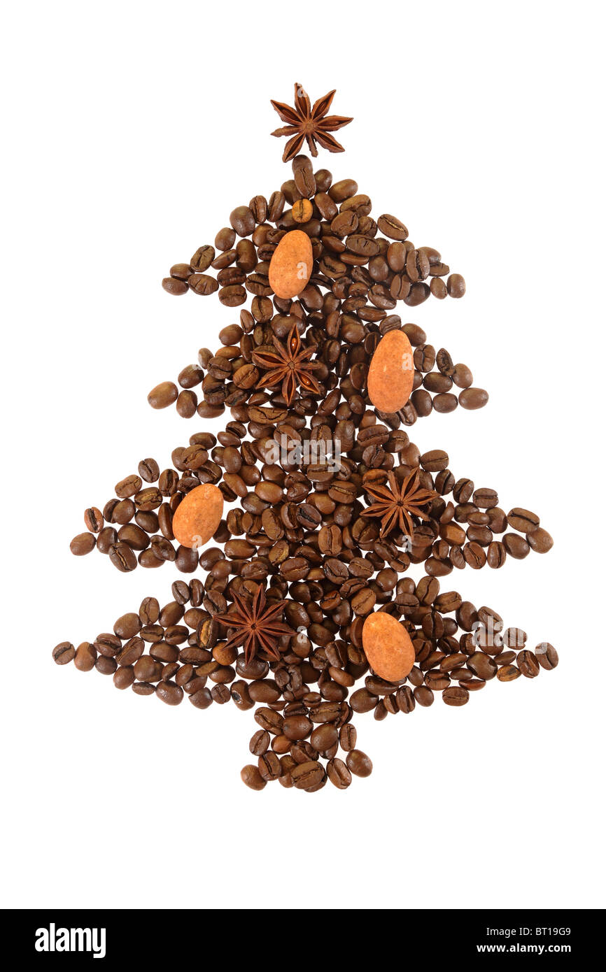 Weihnachtsbaum-Symbol aus Kaffeebohnen hergestellt. Stockfoto