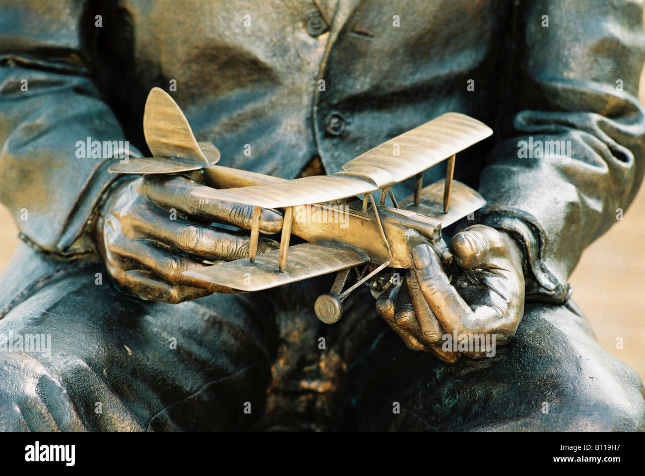 Statue von Sir Geoffrey de Havilland mit Tiger Moth Universität Hatfield, Herts., 2003. Stockfoto