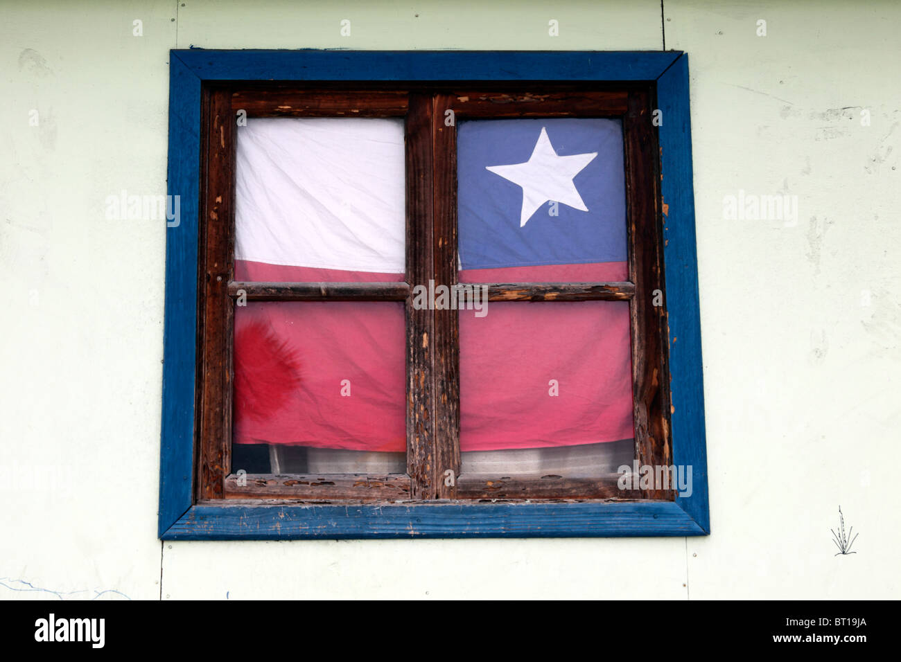 Chilenische Flagge im Hausfenster zum Unabhängigkeitstag (18. September), Huasco , Region III , Chile Stockfoto