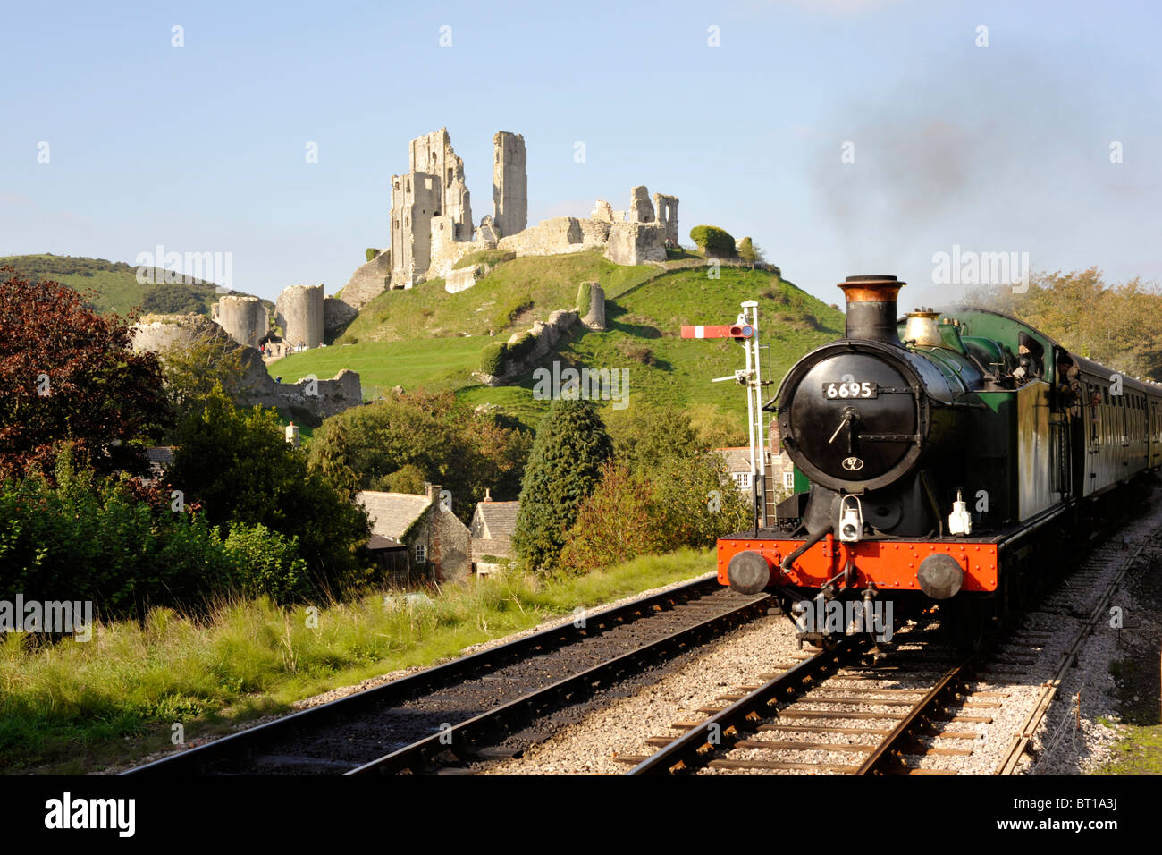 Dampf Zug Corfe Castle im Hintergrund auf der Bahnstrecke erhaltenen swanage Stockfoto