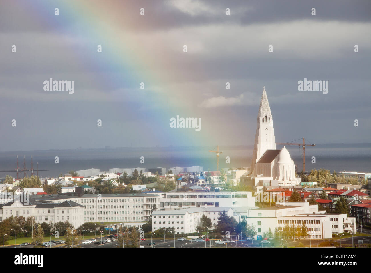 Ein Regenbogen über die Hallgrims Kirkja in Reykjavik, Island. Stockfoto