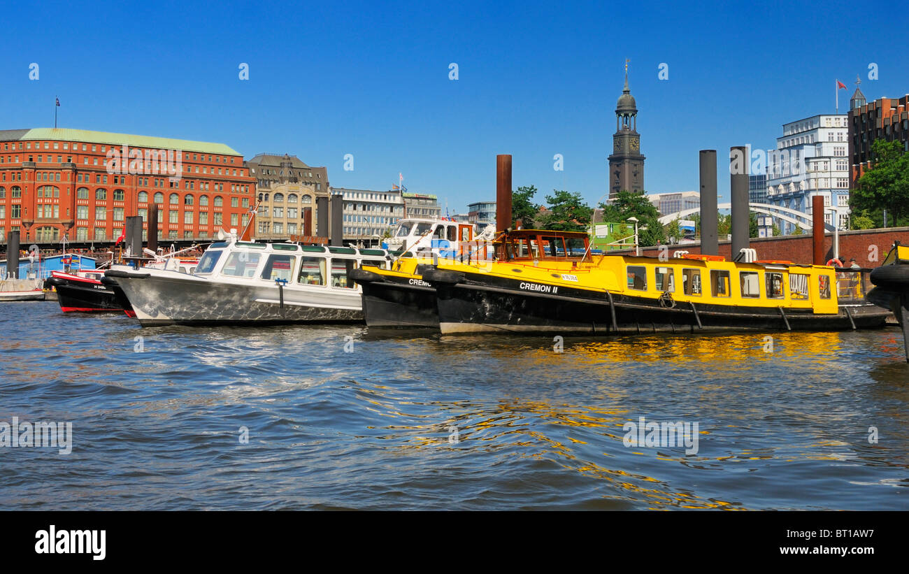 Passagierschiffe Tour an der Pier im Hafen von Hamburg, Deutschland. Stockfoto