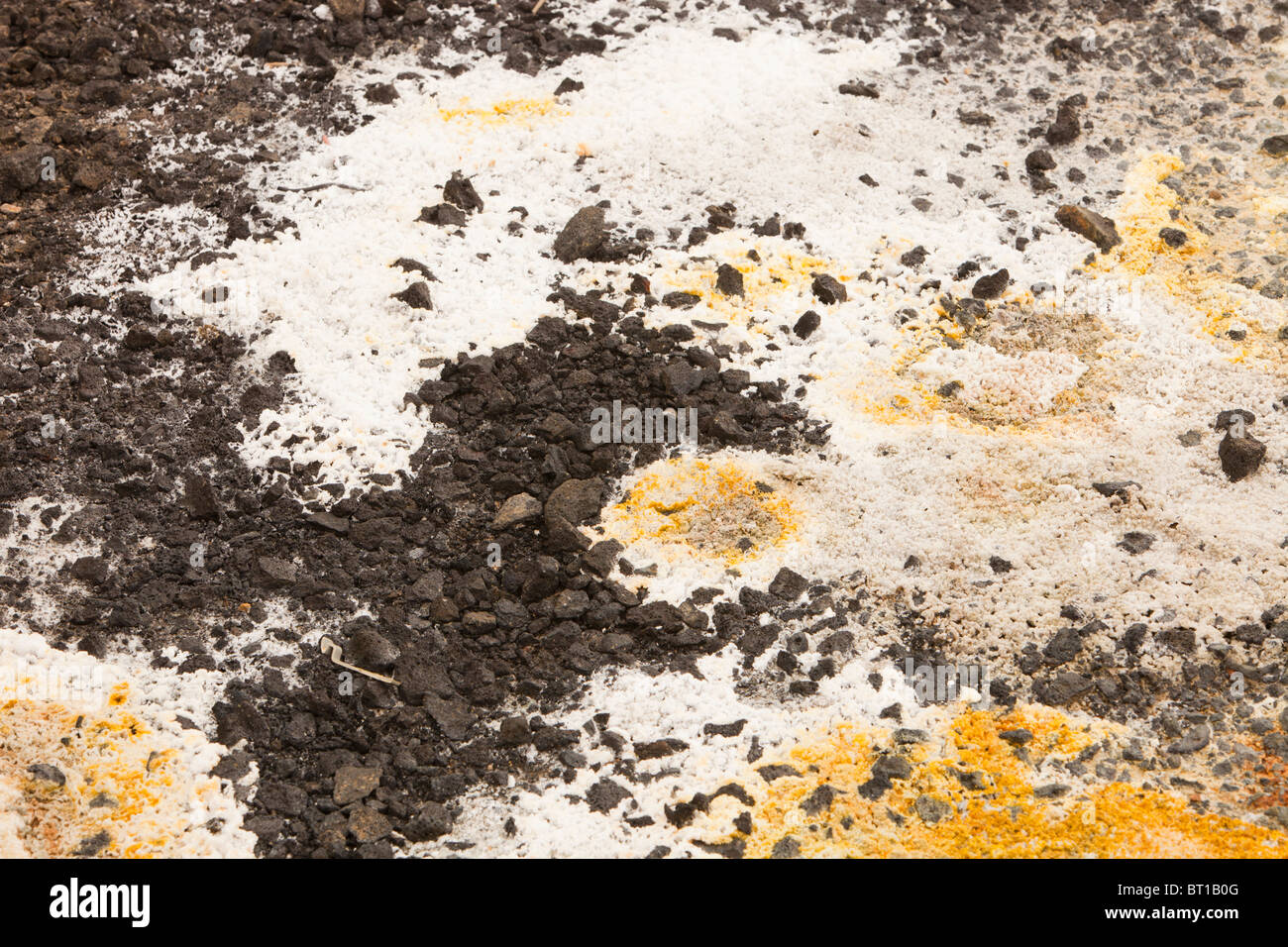 Sulpher und anderen Mineralien auf heißen Boden in einem geothermischen Icleand in Keflavik. Stockfoto