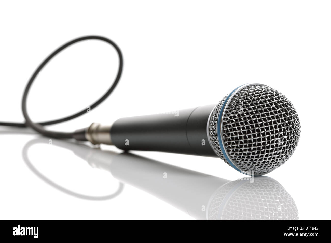 Mikrofon mit Kabel isoliert auf weißem Hintergrund Stockfoto