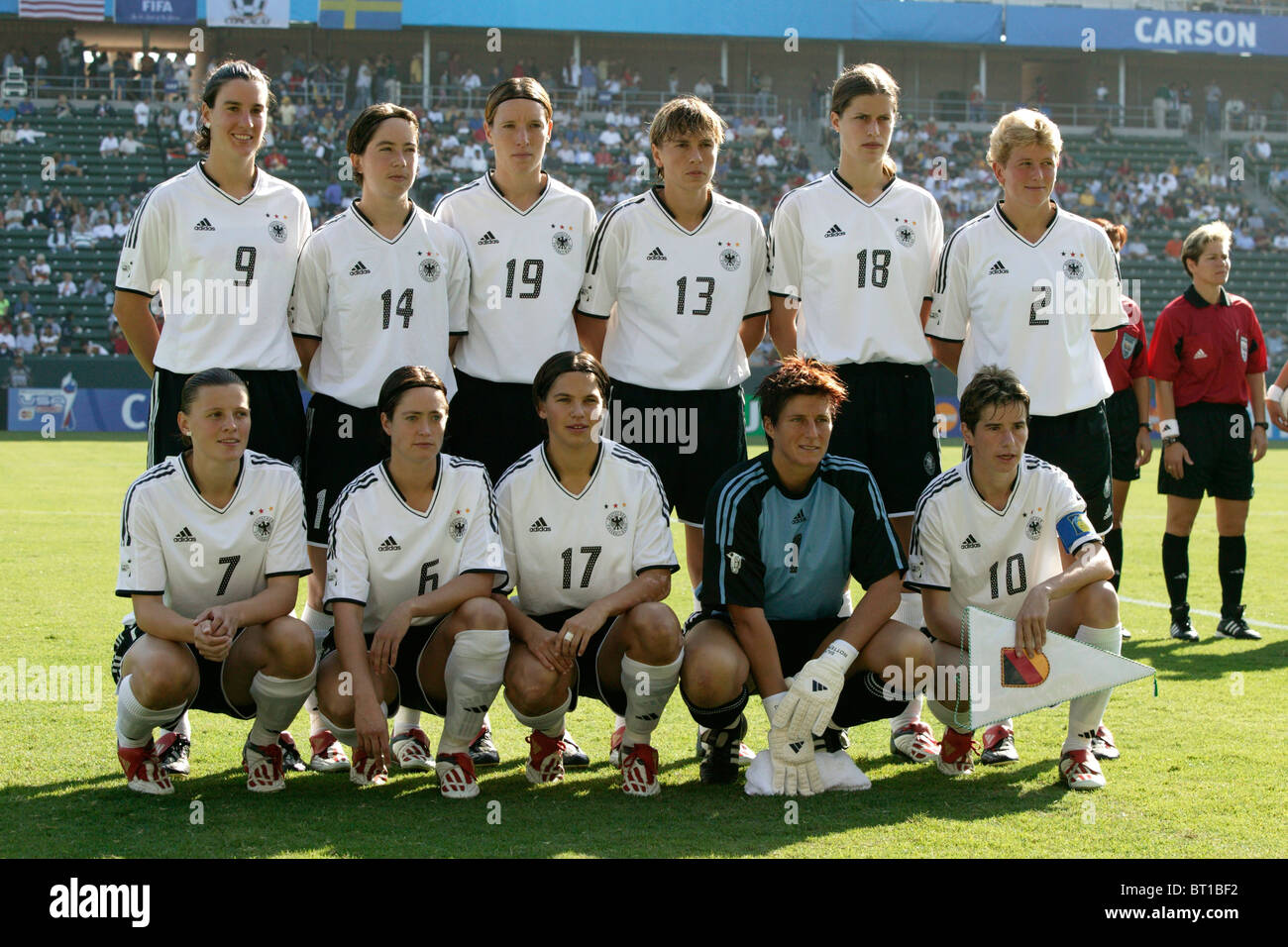 Die deutsche Nationalmannschaft reiht sich vor der Fußball-Weltmeisterschaft der Frauen 2003 Finale gegen Schweden (siehe Beschreibung für Details) Stockfoto