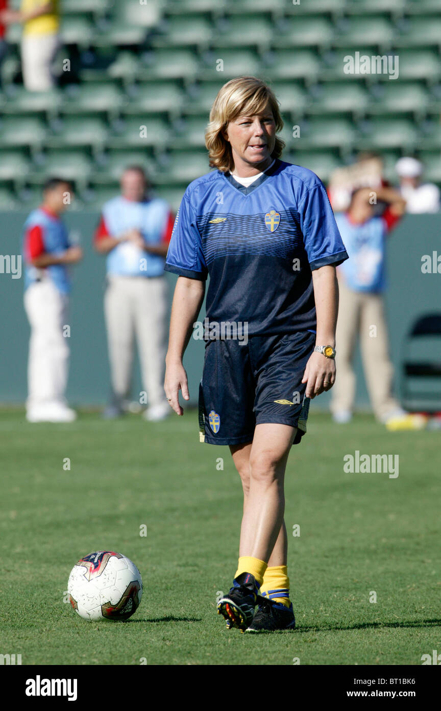 Schweden Cheftrainer Marika Domanski-Lyfors während Team warm Ups vor der  Fußball-Weltmeisterschaft der Frauen 2003 Finale gegen Deutschland  Stockfotografie - Alamy