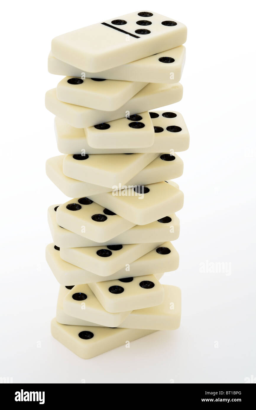 Turm aus Knochen von einem Domino mit schwarzen Punkten Stockfoto