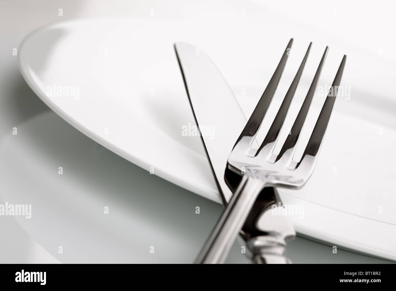 Abendessen-Teller, Messer und Gabel-Besteck Stockfoto