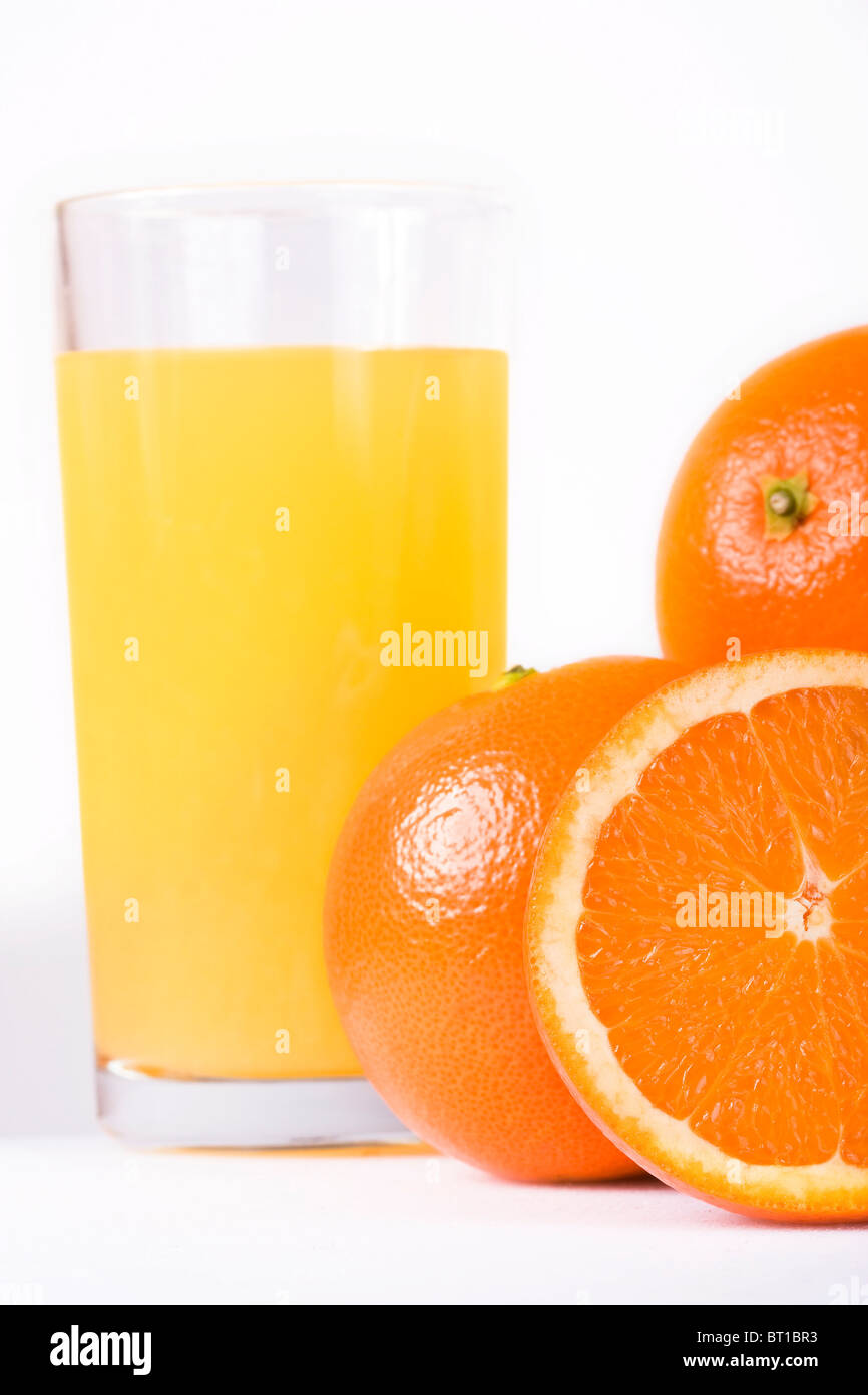 Geringe Schärfentiefe, Fokus auf die Orange im Vordergrund Stockfoto