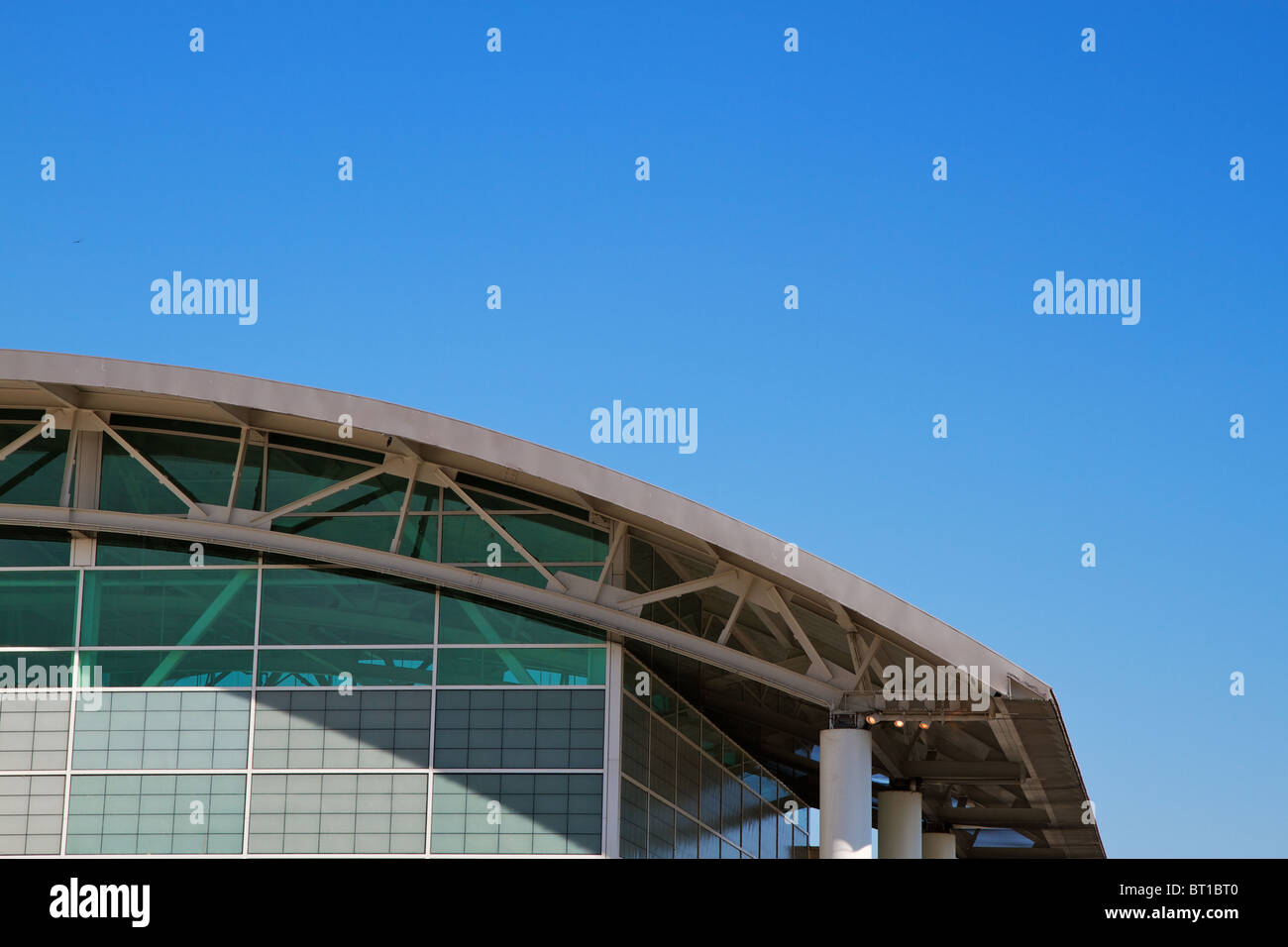 Gewölbte Dach Sportkomplex Gebäude Aginst einen wolkenlosen blauen Himmel Stockfoto