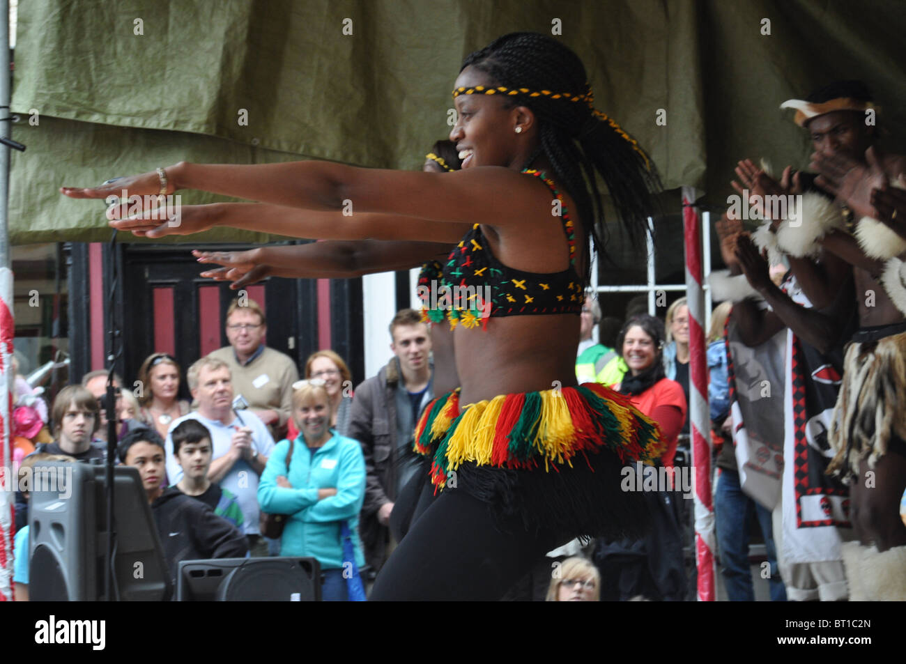 Siyaya Tänzerin auf Bischöfe Schloss Saint-Michel Fair Stockfoto