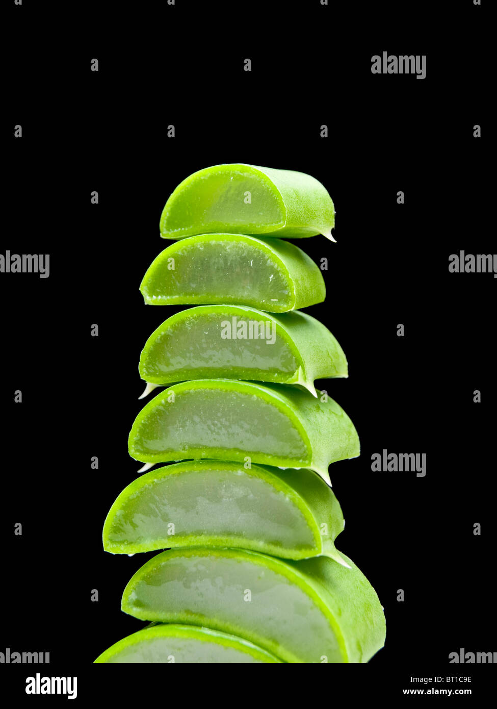 Stapel von Aloe Vera Scheiben auf schwarzem Hintergrund isoliert. Stockfoto