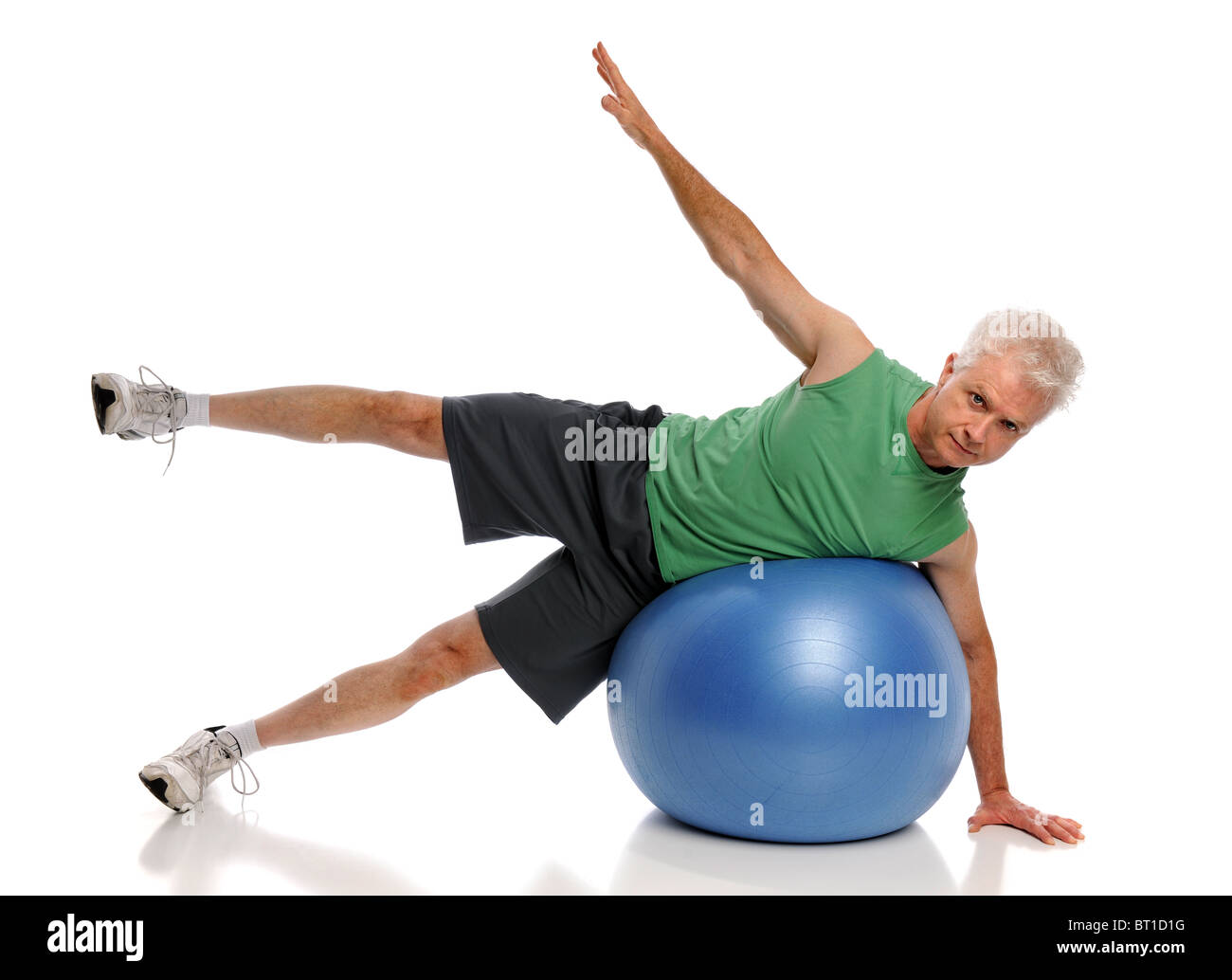 Reifer Mann Training mit Fitness-Ball isoliert auf weißem Hintergrund Stockfoto
