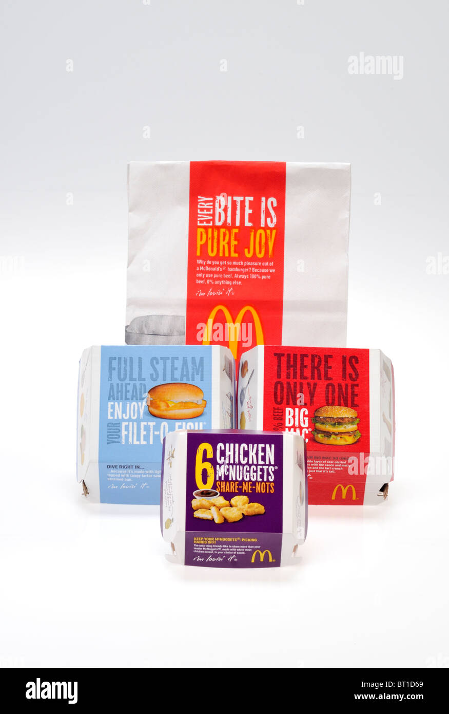 McDonald's Tasche und Pakete für Big Mac, Chicken Nuggets und Filet Fisch auf weißem Hintergrund Ausschnitt Stockfoto