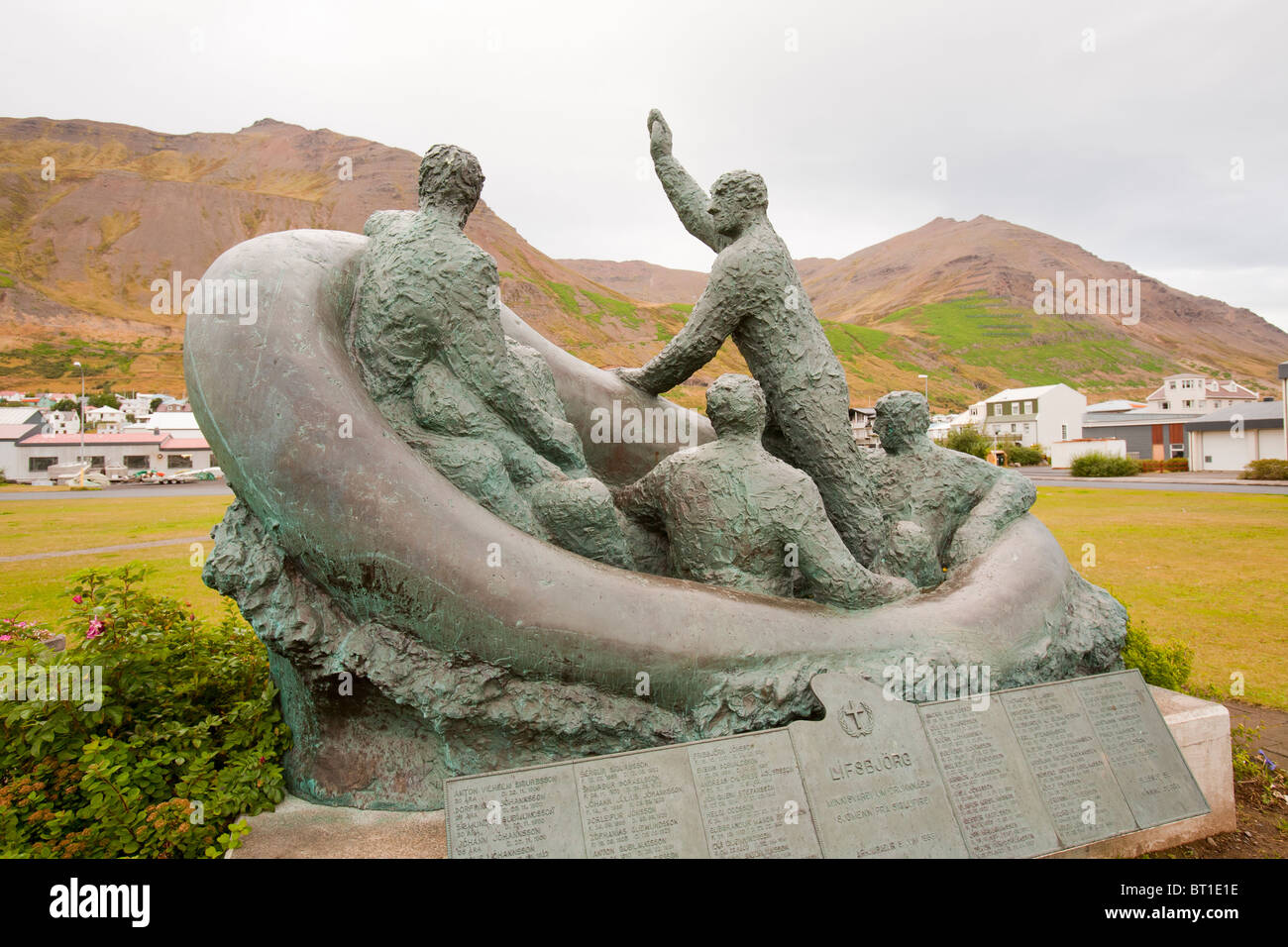 Eine Rettungsinsel Skulptur in Siglufjordur, Nord-Island. Stockfoto