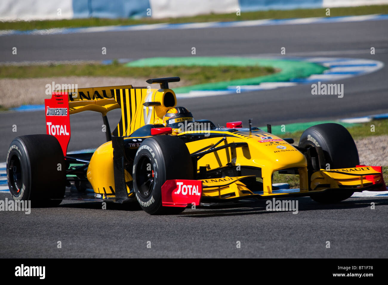 Robert Kubica in der 2010-Jerez-Praxis in seinem RENAULT, Formel-1-Rennwagen, verlassen die Schikane. Stockfoto