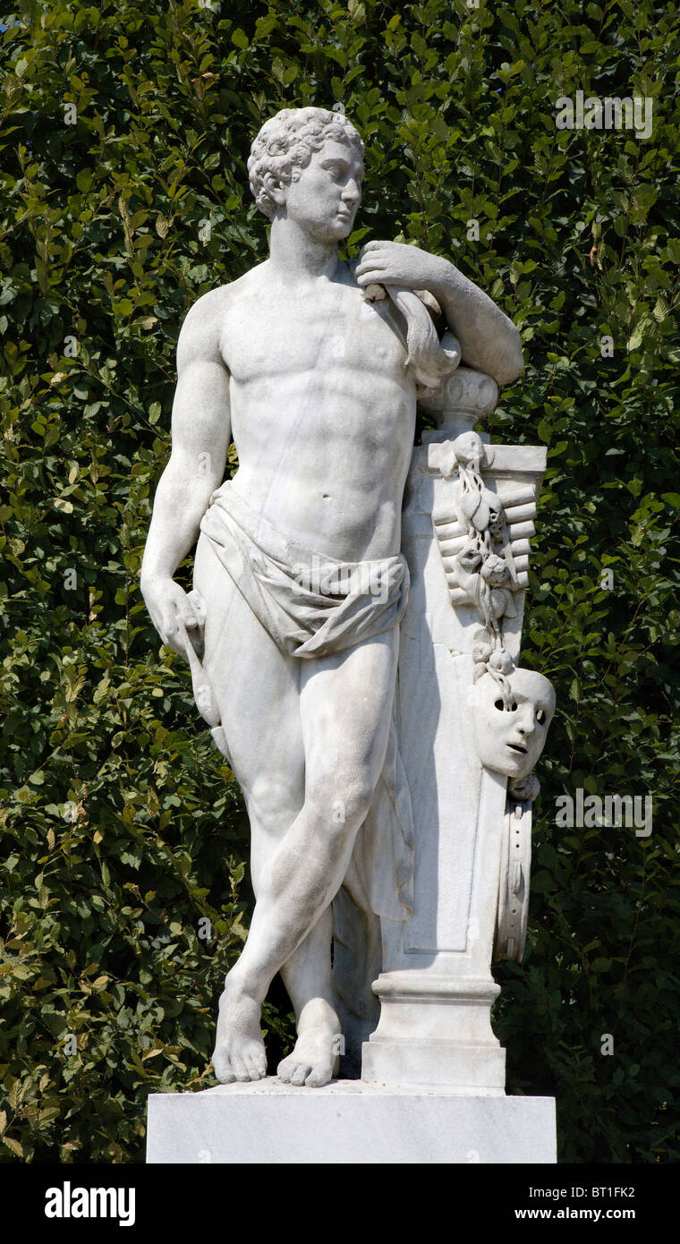 Wien - Herkulesstatue im Garten des Schlosses Schönbrunn von Ignaz Platzer (1717 - 1787). Stockfoto