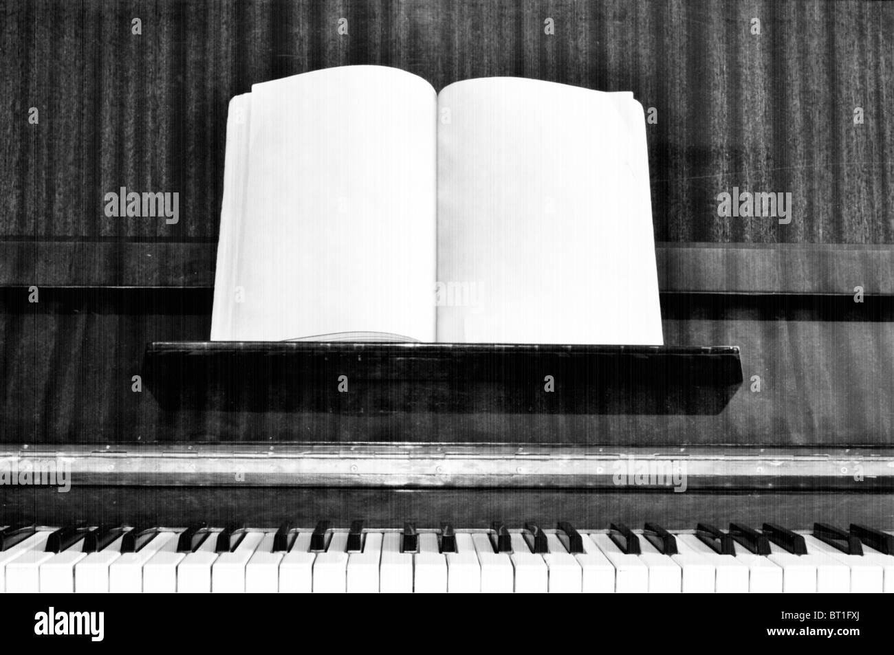 Alten Grunge Klaviertasten mit Wirkung vom alten Retro-Film und Hinweis-Blatt Stockfoto