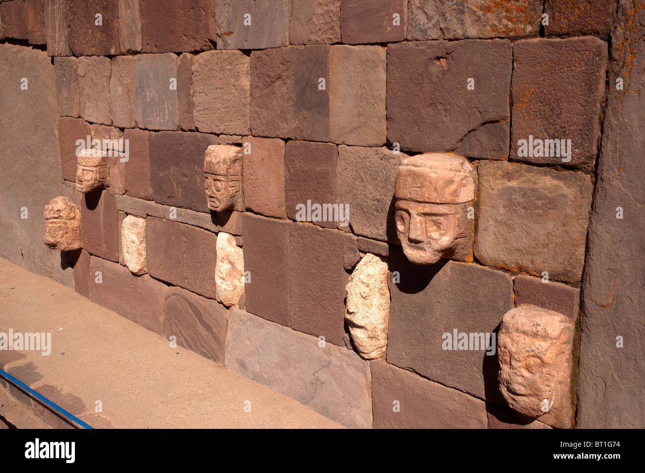 Geschnitzte Köpfe und Gesichter in der Templete Semisubterraneo in Tiwanaku archäologische Stätte, eine Pre-Inka-Zivilisation, in Bolivien. Stockfoto