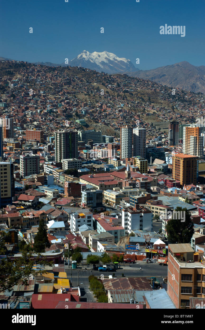 Die riesige Stadt von La Paz, Bolivien mit Mount Illimani im Hintergrund. Stockfoto