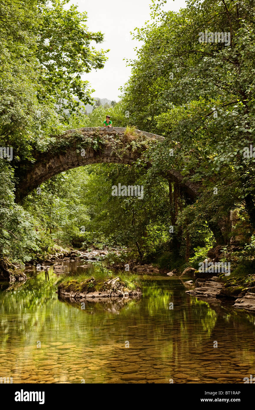 Puente Romano Mirones Estilo Barroco y Rio Miera Kantabrien España Roman bridge Mirones Barock Stil Fluss Miera Cantabria Spanien Stockfoto