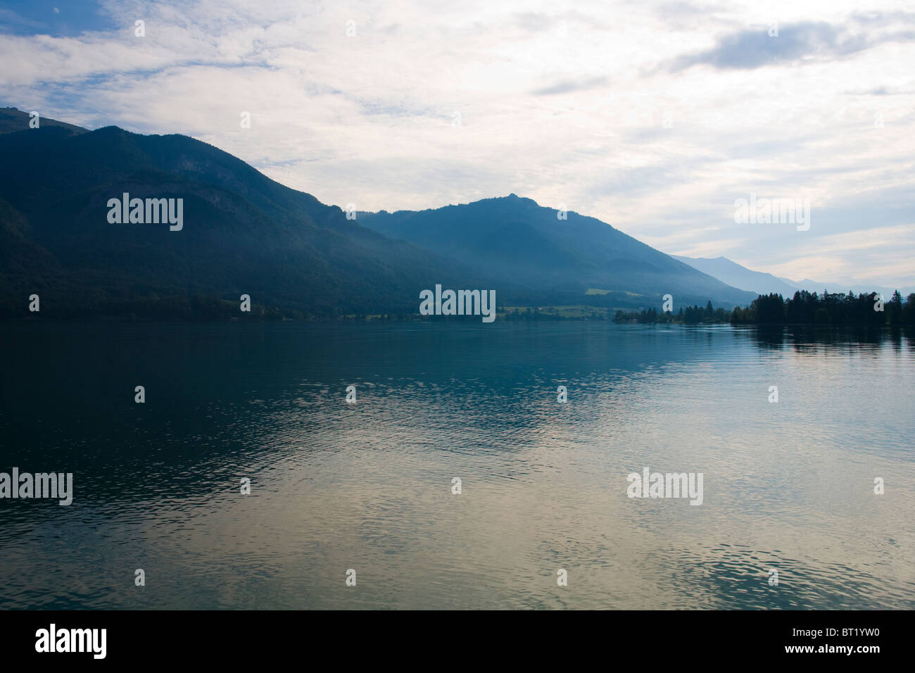 Die österreichischen alpinen See Wolfgangsee und die Berge des Salzkammergut. Stockfoto