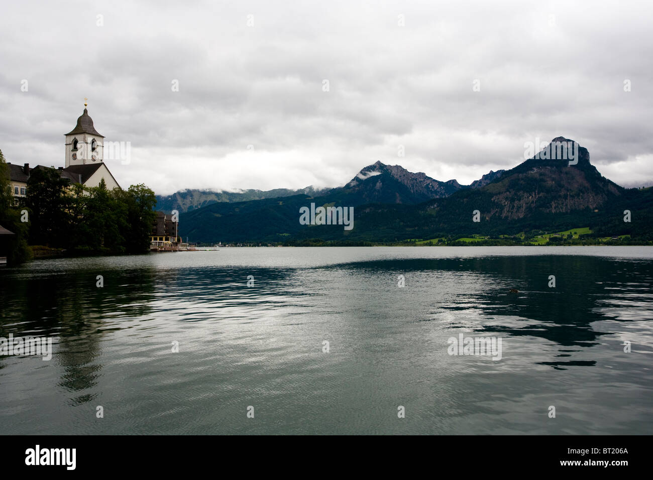 Die österreichischen alpinen See Wolfgangsee und die Berge des Salzkammergut. Stockfoto