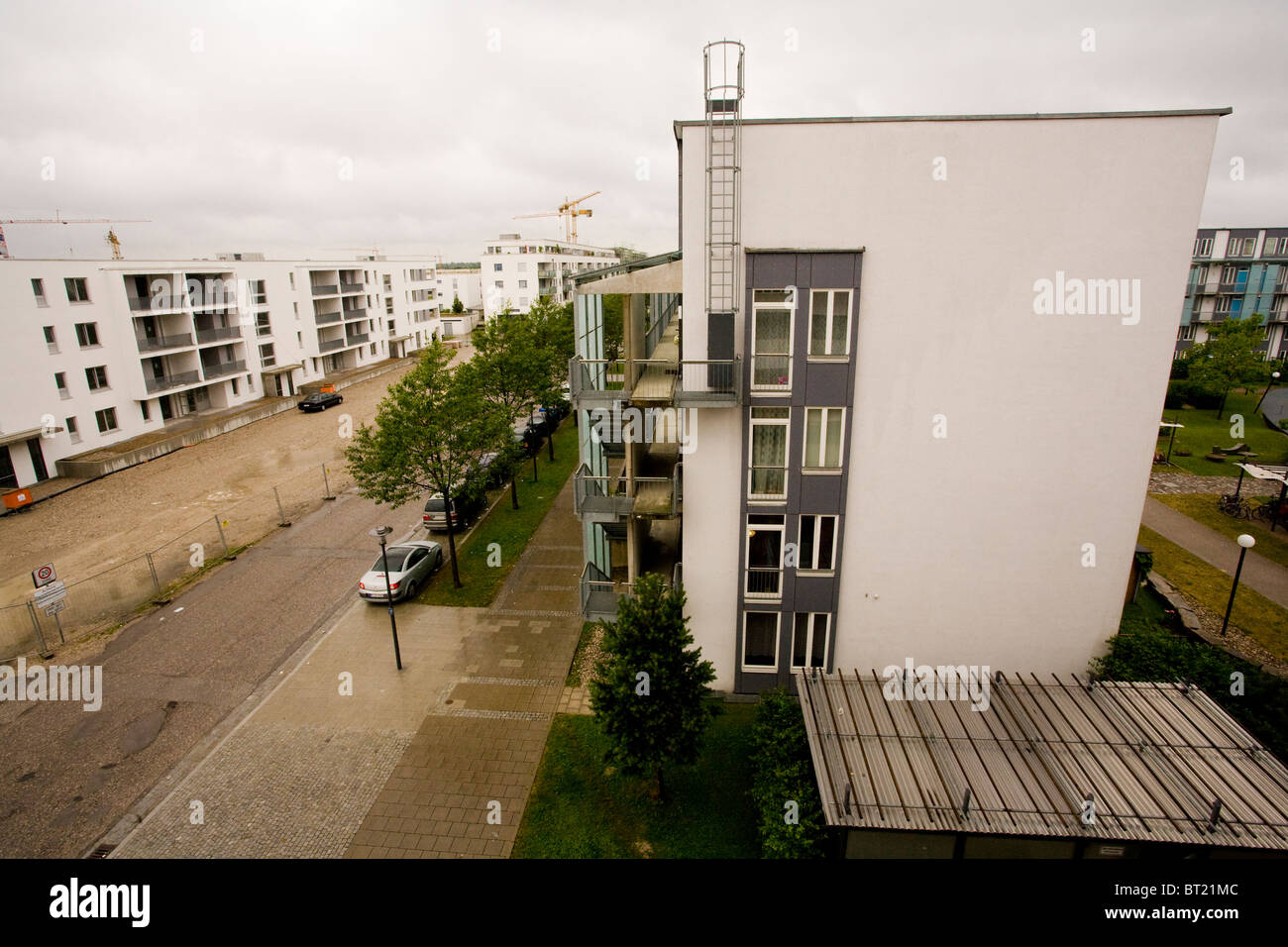 Eine triste und öde soziale Wohnsiedlung in Deutschland an einem bewölkten und feuchten Tag. Stockfoto