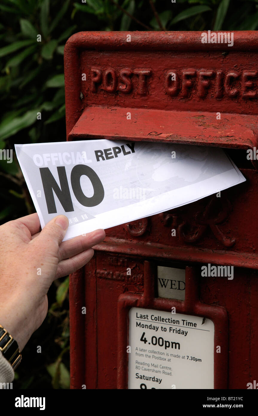 Frau Hand halten und einen Brief mit den Worten NO Reply in einem Postamt Steckbox buchen Stockfoto
