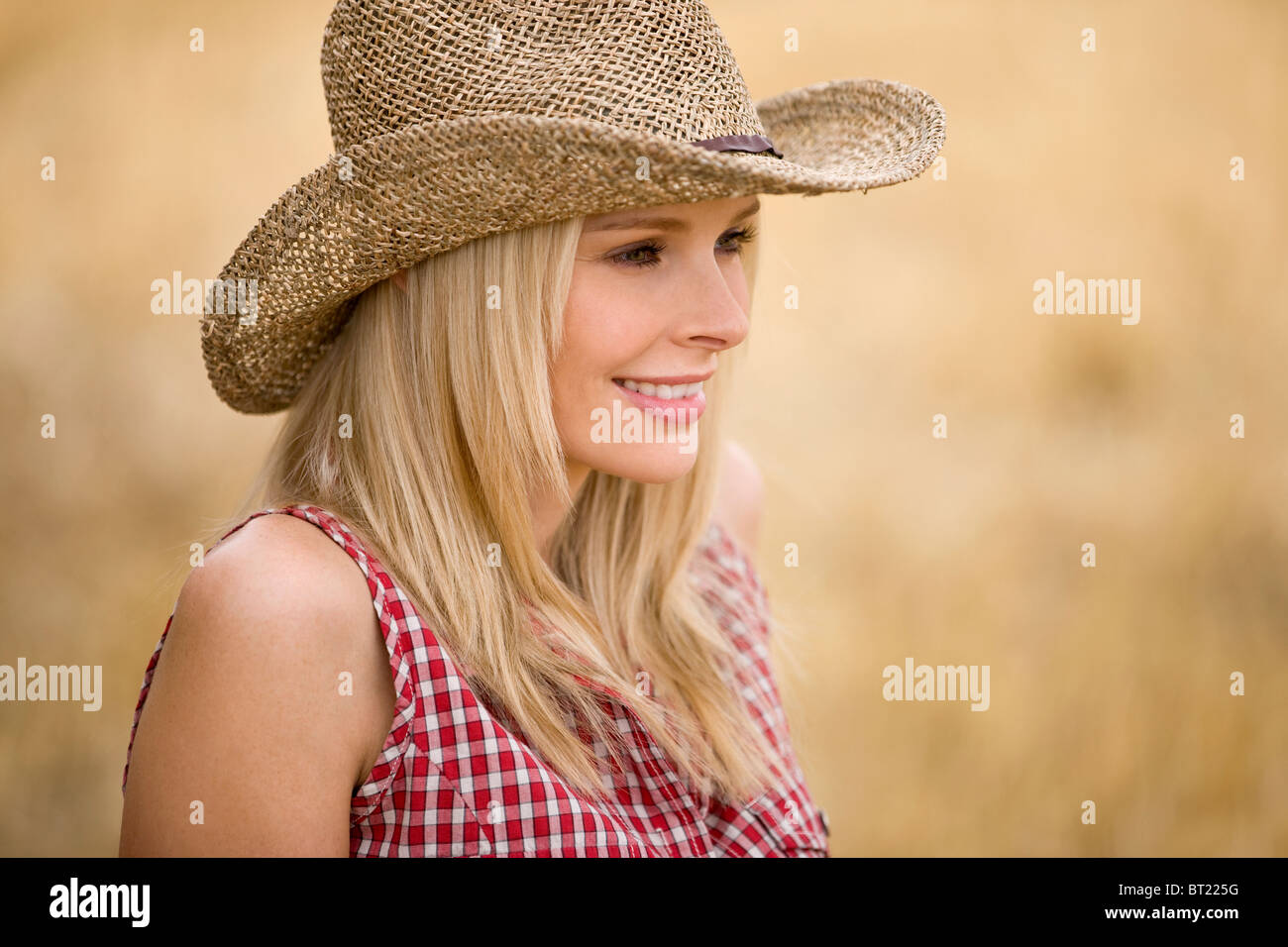 Ein Portrait einer Frau im Freien einen Cowboy Hut, Lächeln Stockfoto