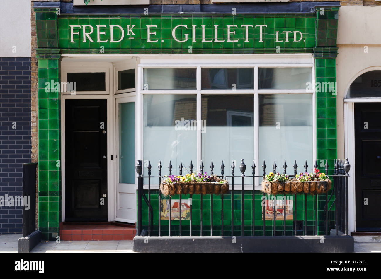 Eine der 1930er Jahre gefliesten Ladenfront im Vauxhall Bridge Road, London Stockfoto